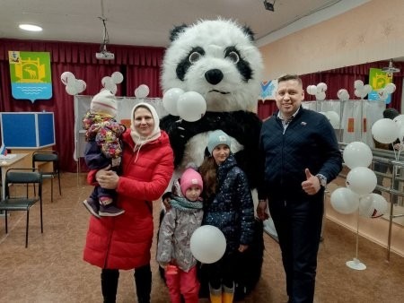 В Архангельской области голосует и стар, и млад