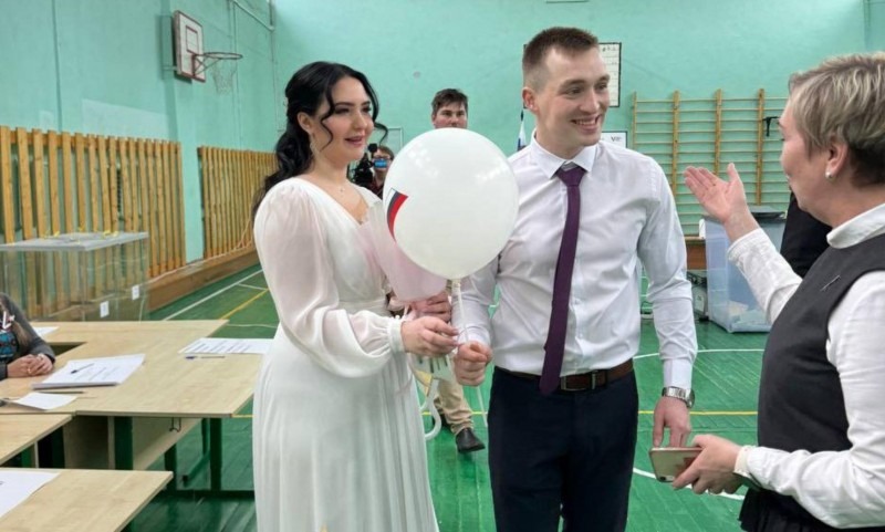 Иван и Юлия Юдины из Архангельска перед свадьбой заглянули на избирательный участок
