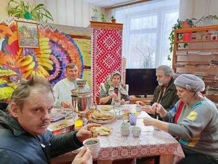 Избиратели Архангельской области уходят с участков довольными и сытыми