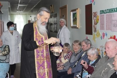 В великопостные дни священник продолжает навещать пациентов дома престарелых в поселке Савинском 