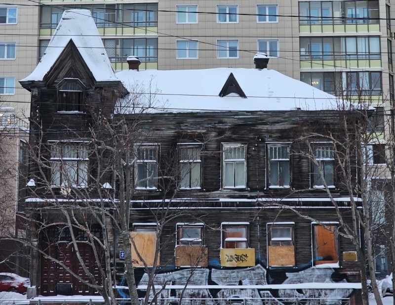 Окруженную многоэтажками «деревяшку»-памятник в Архангельске скинули арендатору