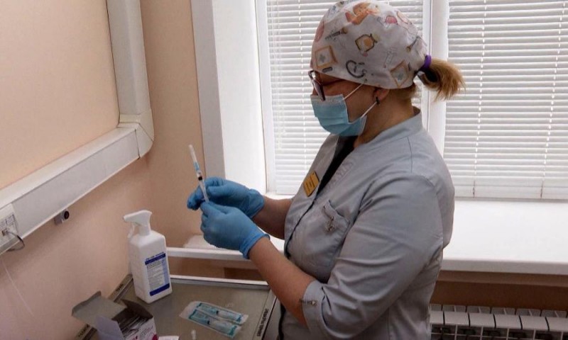 Медики региона советуют северянам не откладывать прививки от клещей