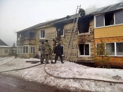 В Холмогорском округе произошел крупный пожар в жилой «деревяшке», есть пострадавшие