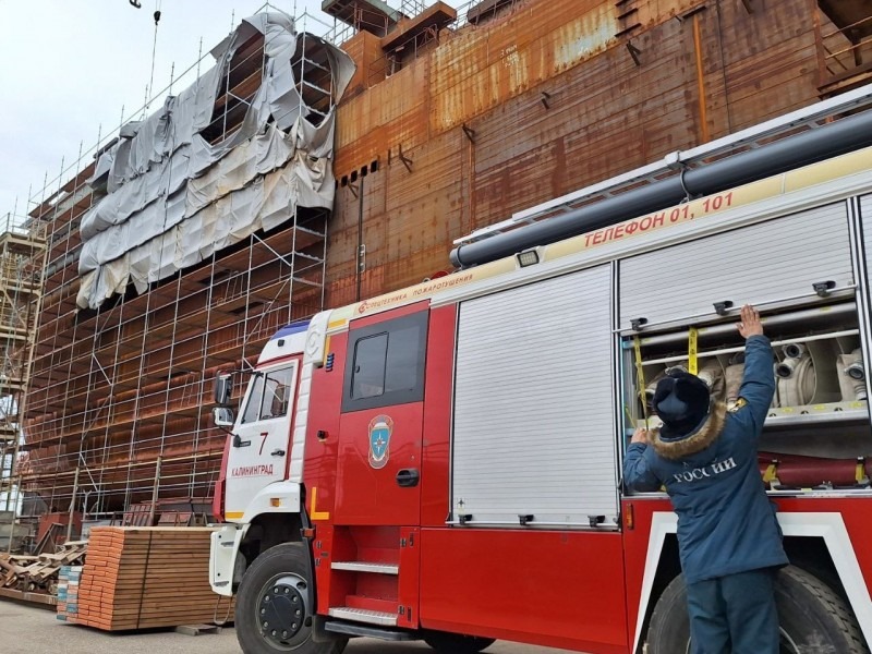 Огнеборцы МЧС России в Калининграде отработали навыки по тушению строящегося судна
