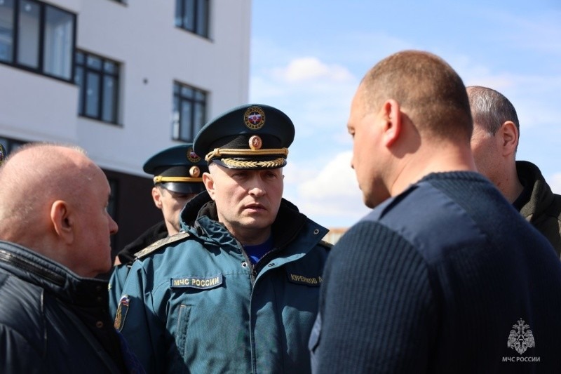 Глава МЧС России Александр Куренков прибыл в Оренбургскую область, где ситуация с прохождением весеннего паводка остается напряженной