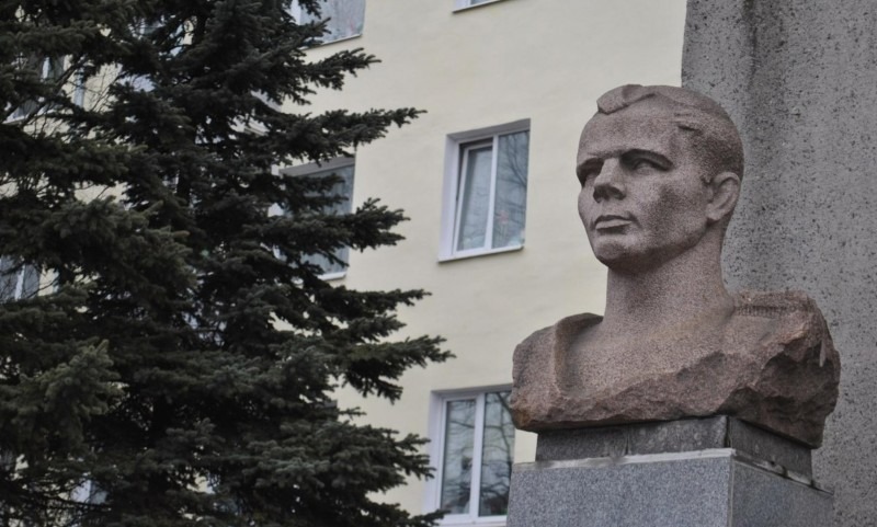 В Архангельске навели порядок у памятника Юрию Гагарину