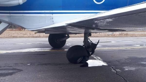 В аэропорту Архангельской области у самолета лопнуло колесо во время посадки