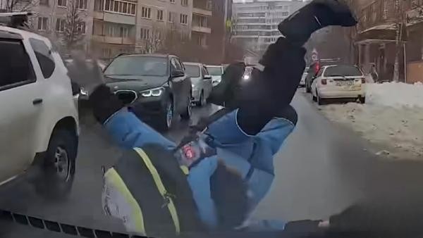 В Архангельске школьник бросился под колеса автомобиля: это попало на видео