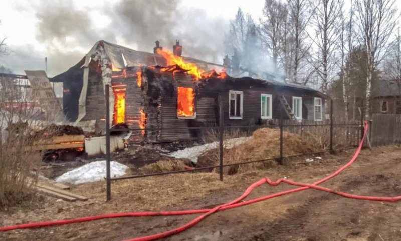 Огонь уничтожил дом в Вельском районе