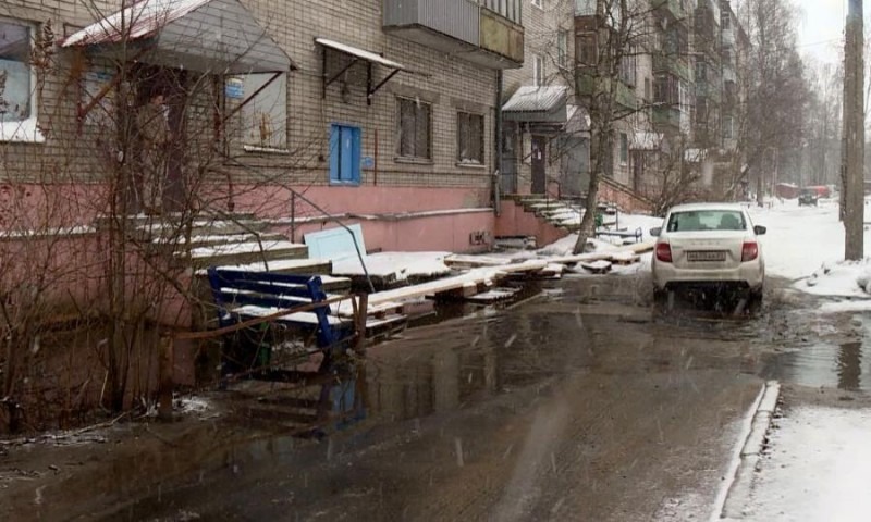 В Архангельске горожане жалуются на затопленные дворы