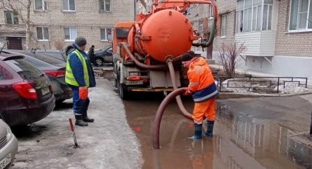 Бригады РВК-Архангельск в круглосуточном режиме откачивают талые воды