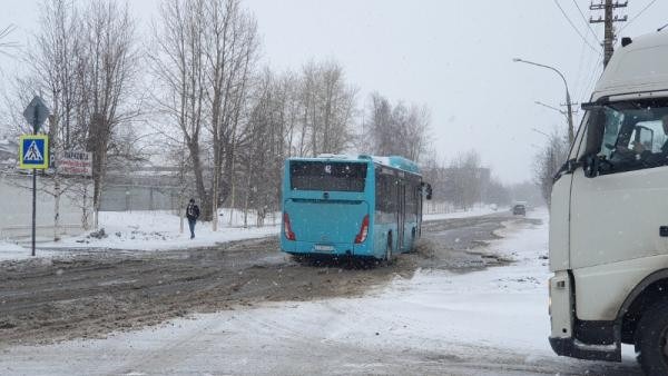 В Архангельске из-за аномальной погоды «заплыли» автобусы: некоторые рейсы сорваны
