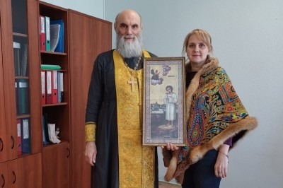 Священник Олег Тряпицын подарил архангельской школе №95 икону праведного отрока Артемия Веркольского
