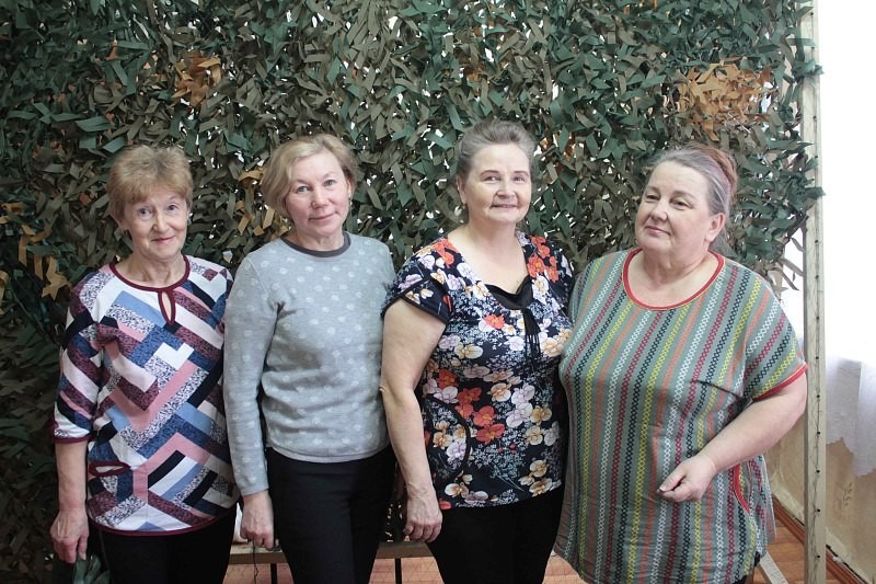 Жительницы села Шеговары Шенкурского округа объединились для плетения маскировочных сетей для СВО