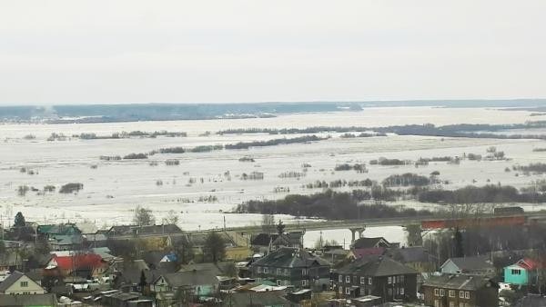 В Холмогорском округе, где начало топить дома, решили взорвать лед на реке