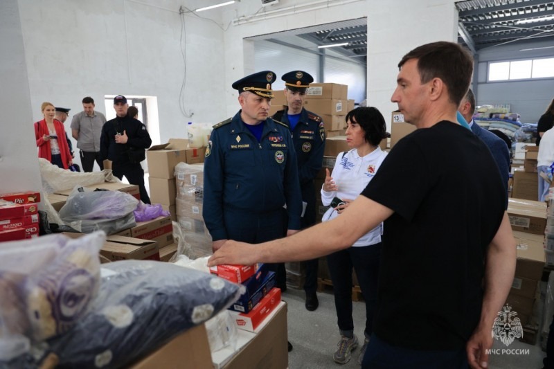 Александр Куренков проверил работу склада гуманитарной помощи в Орске