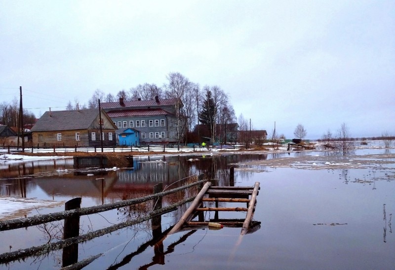 К домам жителей Холмогорского округа продолжает подступать большая вода 