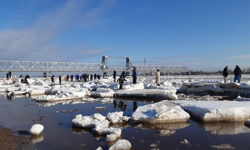 В Архангельске продолжается ледоход на Северной Двине