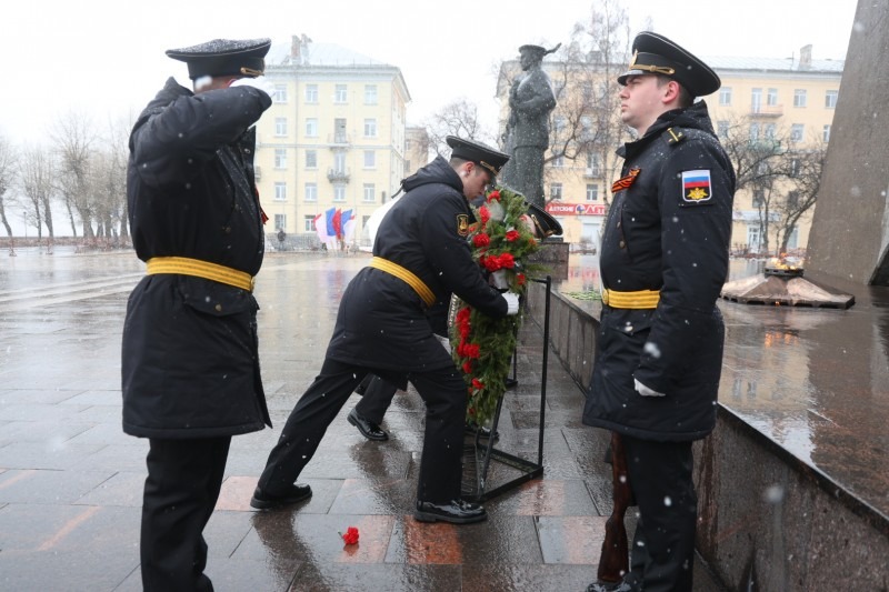 В Архангельске участники акции «Сила в правде» возложили цветы к Вечному огню 