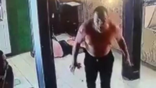 Полуголый северянин обварил кипятком и избил посетителя бара: это попало на видео