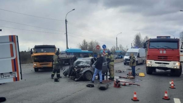 Водитель легковушки погиб в серьезном ДТП с грузовиком на окраине Архангельска