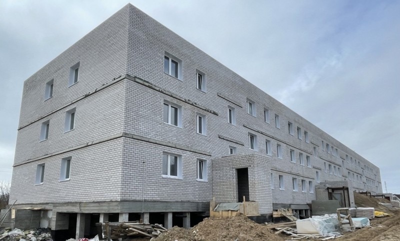 Подрядчик строительства социального дома в Емецке завершил кирпичную кладку стен