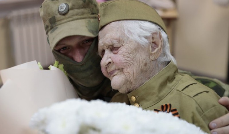В Архангельске военнослужащие Росгвардии поздравили ветерана с 101-летием и предстоящим Днём Победы