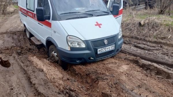 На юге Поморья карета скорой застряла в грязи: пациентку пришлось нести