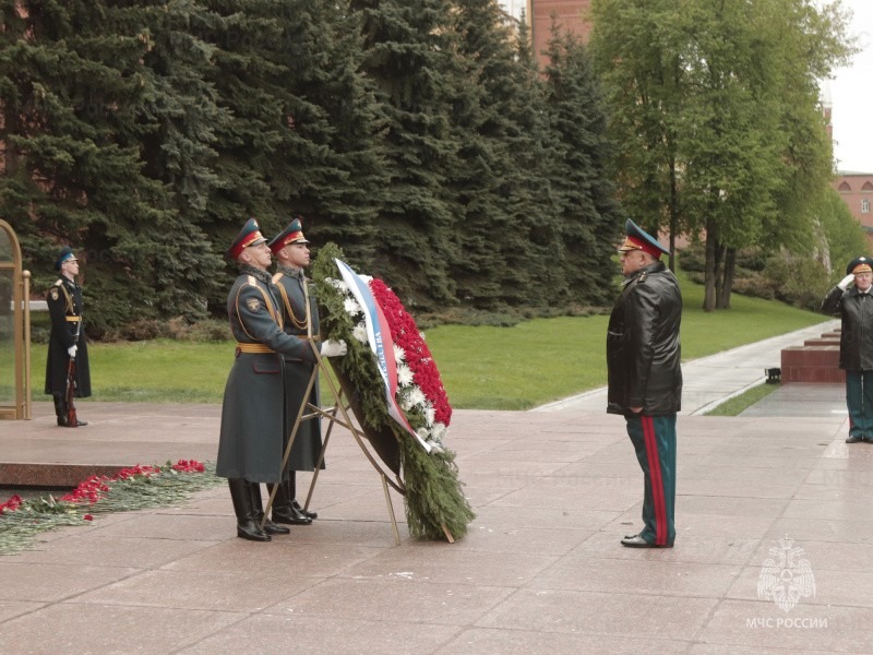 Сотрудники МЧС России возложили цветы к Могиле Неизвестного Солдата