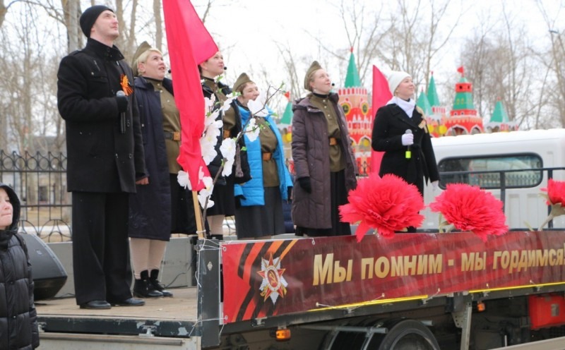 В Новодвинске у дома ветерана Виктора Ивановича Вологдина состоялся концерт, посвященный Дню Победы