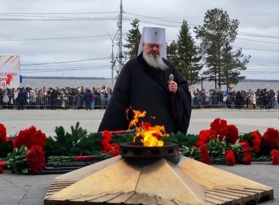 Митрополит Корнилий 9 мая возложил цветы к монументу Победы в Архангельске