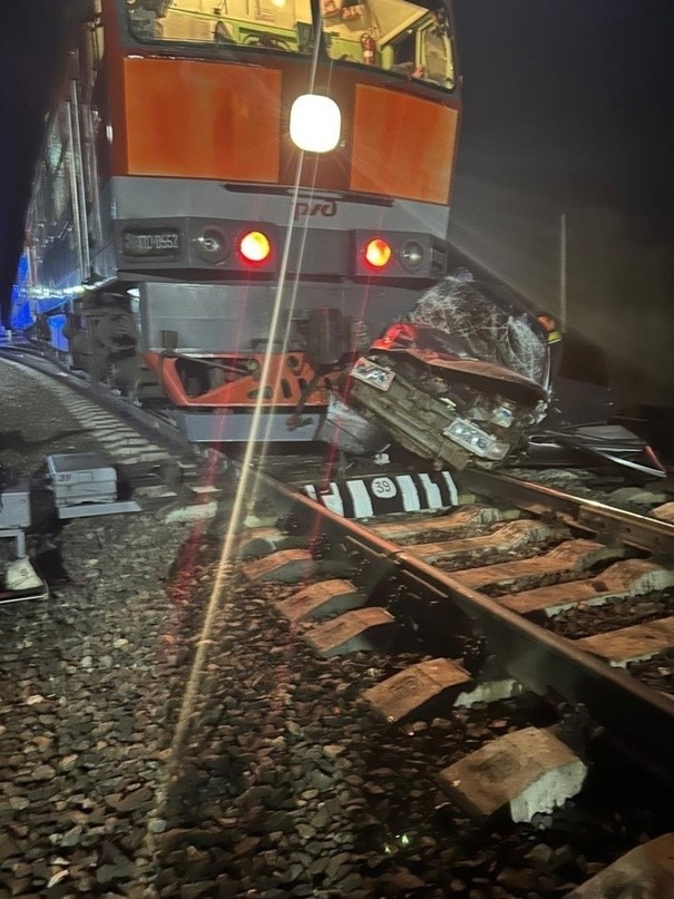 Авария на переезде в Костылево: пассажирский поезд столкнулся с легковой машиной