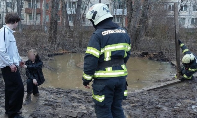 В Архангельске девушка застряла по колено в грязи