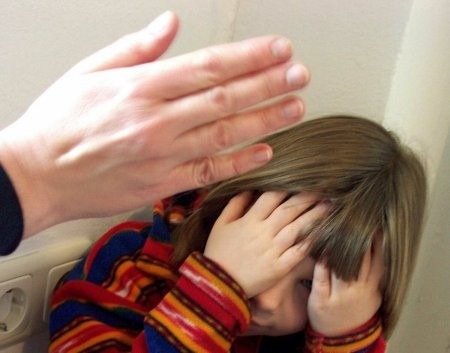 Архангелогородка получила условный срок за истязание дочерей