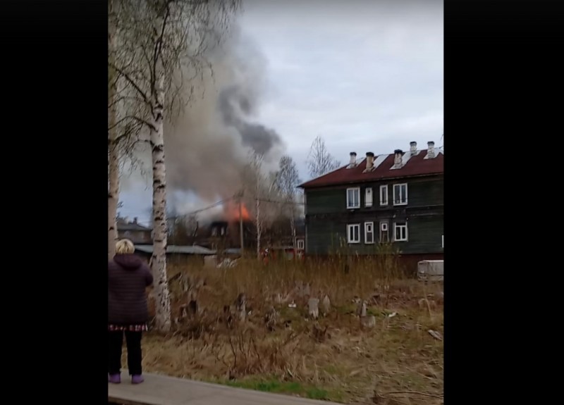 В левобережной части Архангельска горит дом