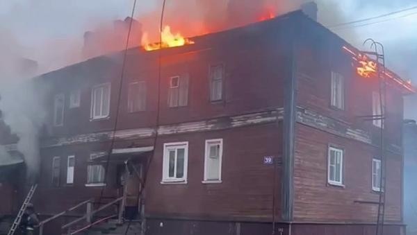 В Архангельске пламя охватило жилой дом: один человек погиб