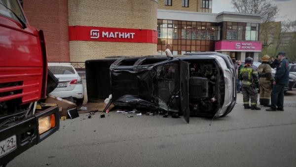 В центре Архангельска произошло массовое ДТП с «перевертышем»: есть пострадавший