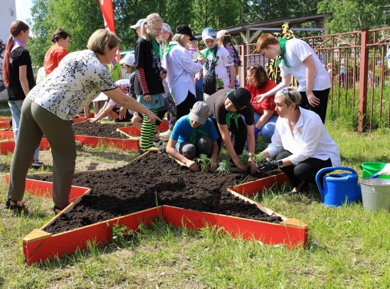 Активисты Движения Первых школы № 43 Архангельска провели благотворительную ярмарку в поддержку участников СВО