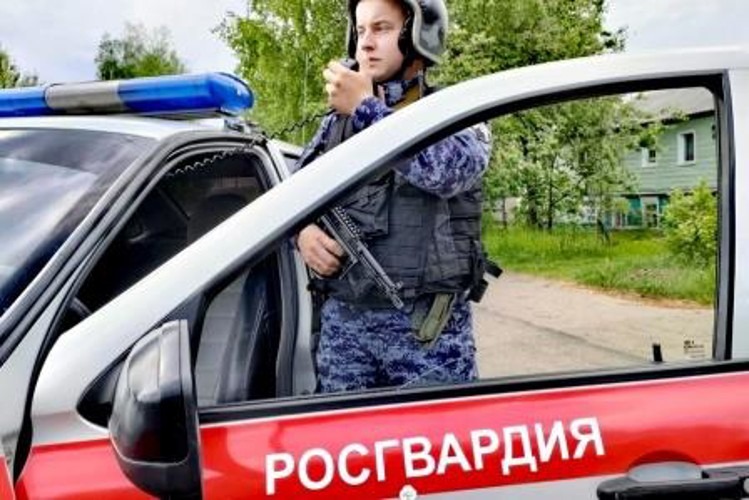 В Мирном экипаж Росгвардии задержал гражданина, разыскиваемого за кражу коньяка  