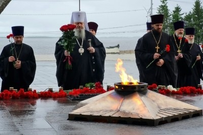 Митрополит Корнилий в День памяти и скорби возложил цветы к монументу Победы 