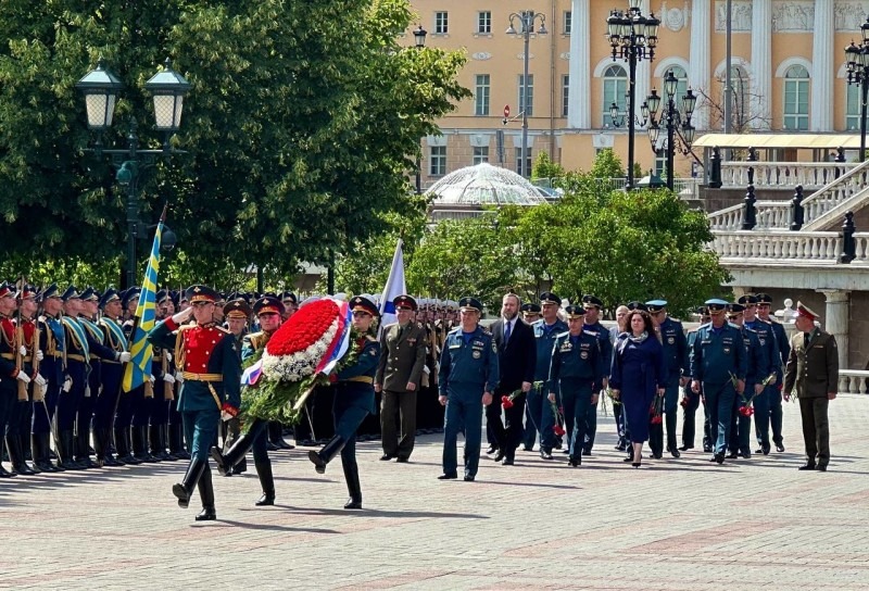 В День памяти и скорби руководство МЧС России возложило цветы к Могиле Неизвестного солдата