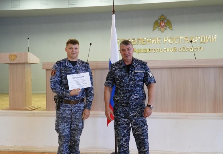 Архангельским росгвардейцам передали сертификаты в детский оздоровительный лагерь