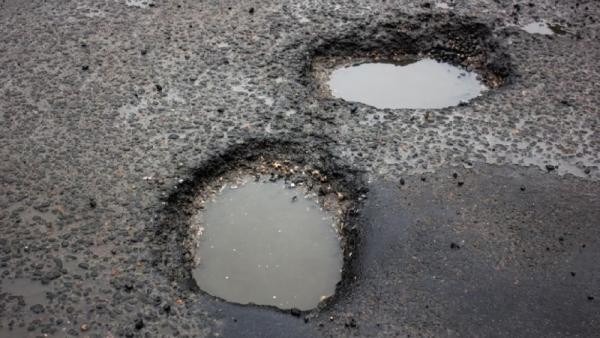 В Поморье автоледи взыскала с властей круглую сумму за угробленную на дороге машину