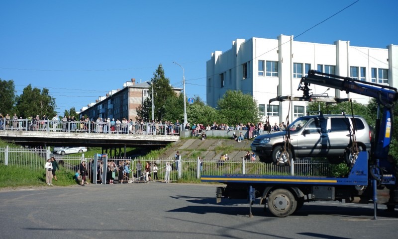 «Ура эвакуатору!»: Спектакль уличного театра в Архангельске задержали из-за двух автомобилей