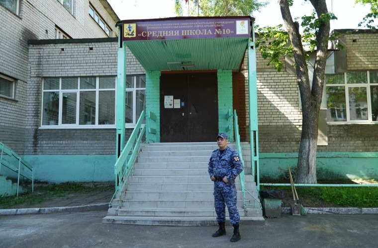 В Архангельске росгвардейцы обеспечивают охрану общественного порядка на выпускных