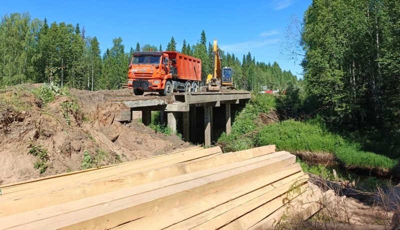 В Холмогорском округе продолжается ремонт моста через реку Угзеньгу