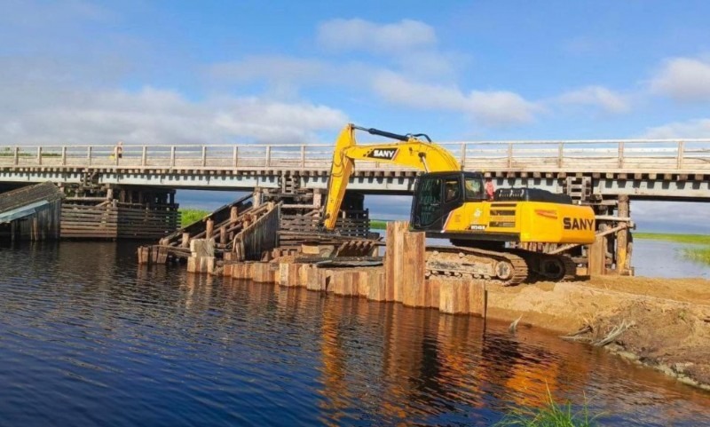 В Каргопольском округе ремонтируют мост через реку Кинему
