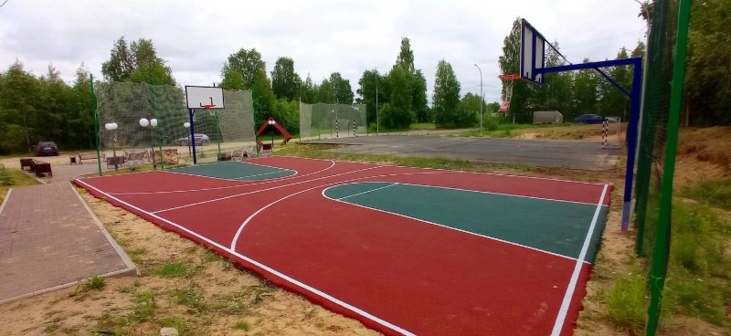 В поселке Березник Виноградовского округа оборудовали универсальную спортивную площадку