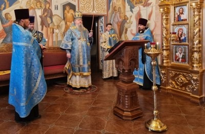 Митрополит Корнилий совершил всенощное бдение в канун праздника Владимирской иконы Божией Матери