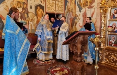 Митрополит Корнилий совершил Божественную литургию в праздник Владимирской иконы Божией Матери